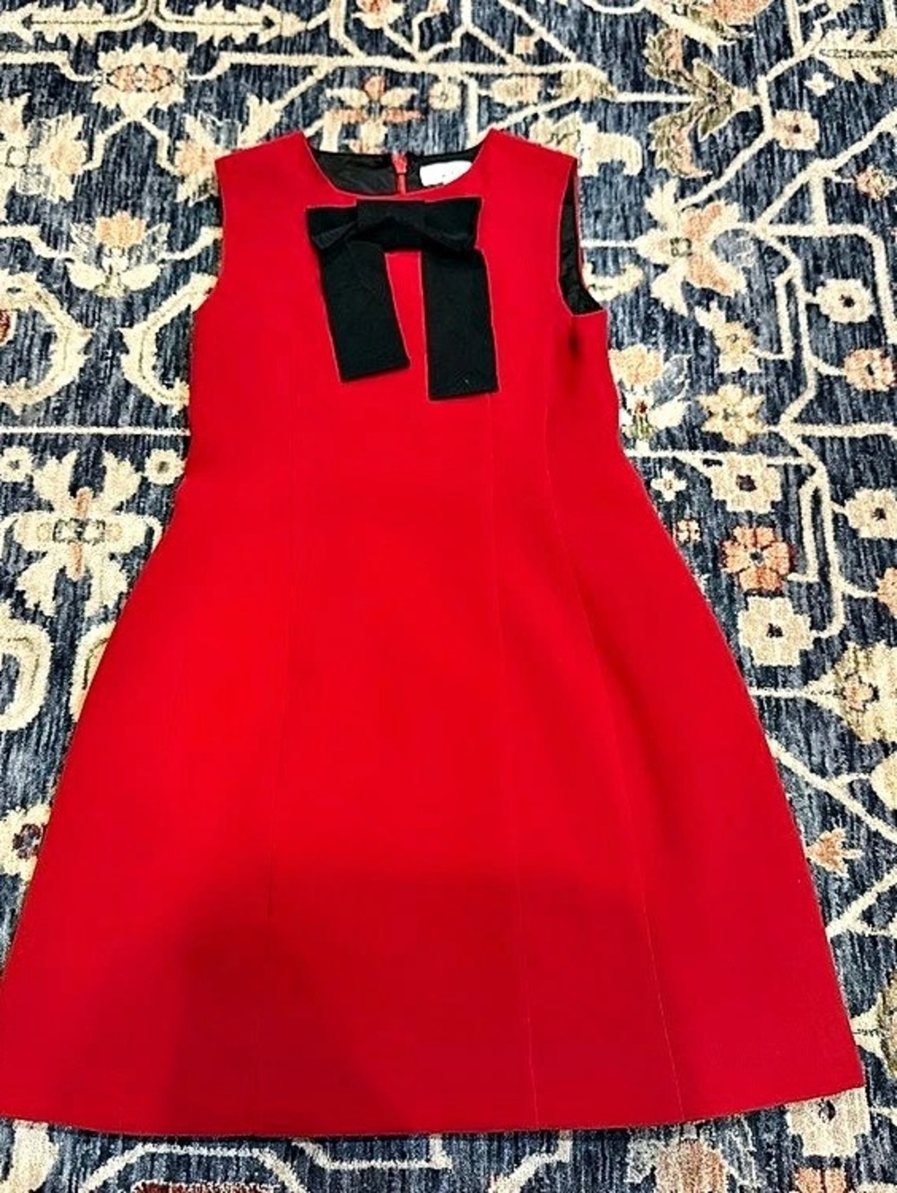 Girls Red Dress with black bow
Size Medium (8-9)